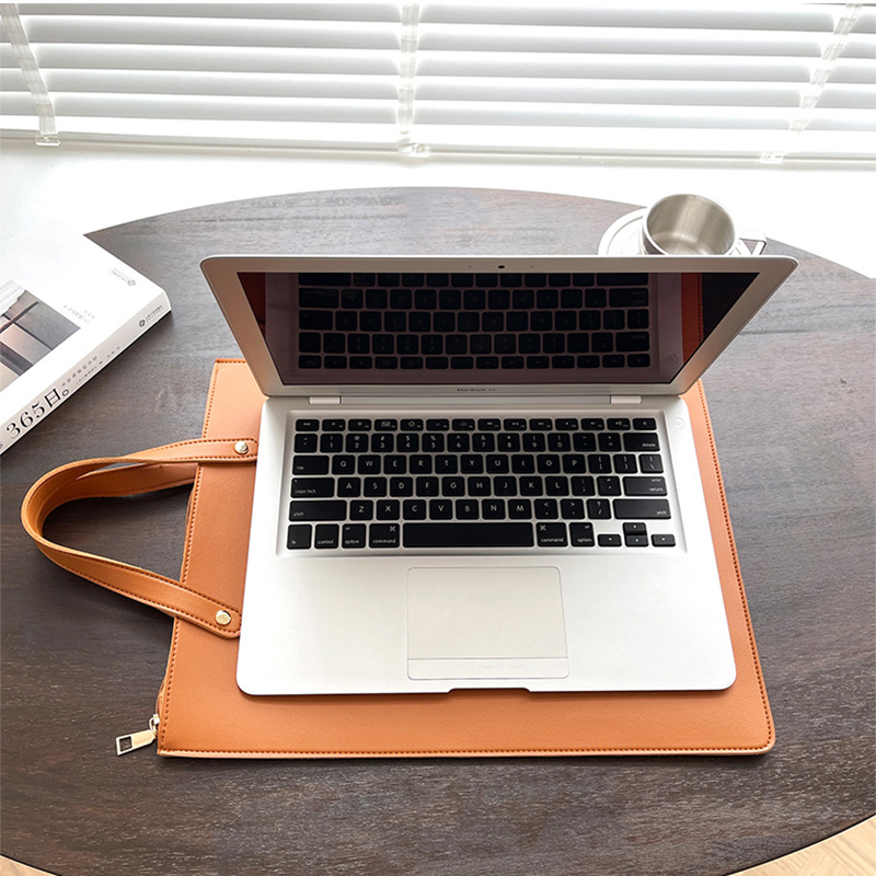 Borsa per Laptop di Design Lus - Leatherwork Letters recensione e prezzo